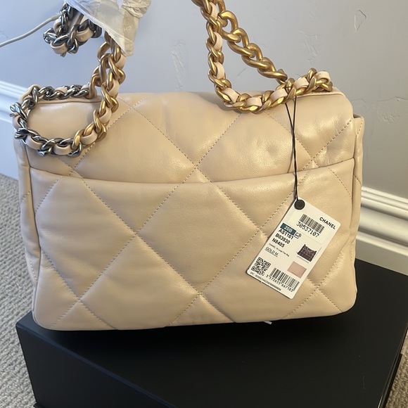 Chanel 19 Medium/Large - Picture 4 of 7
